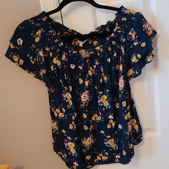 Off the shoulder  Size Medium top - Picture 1 of 4